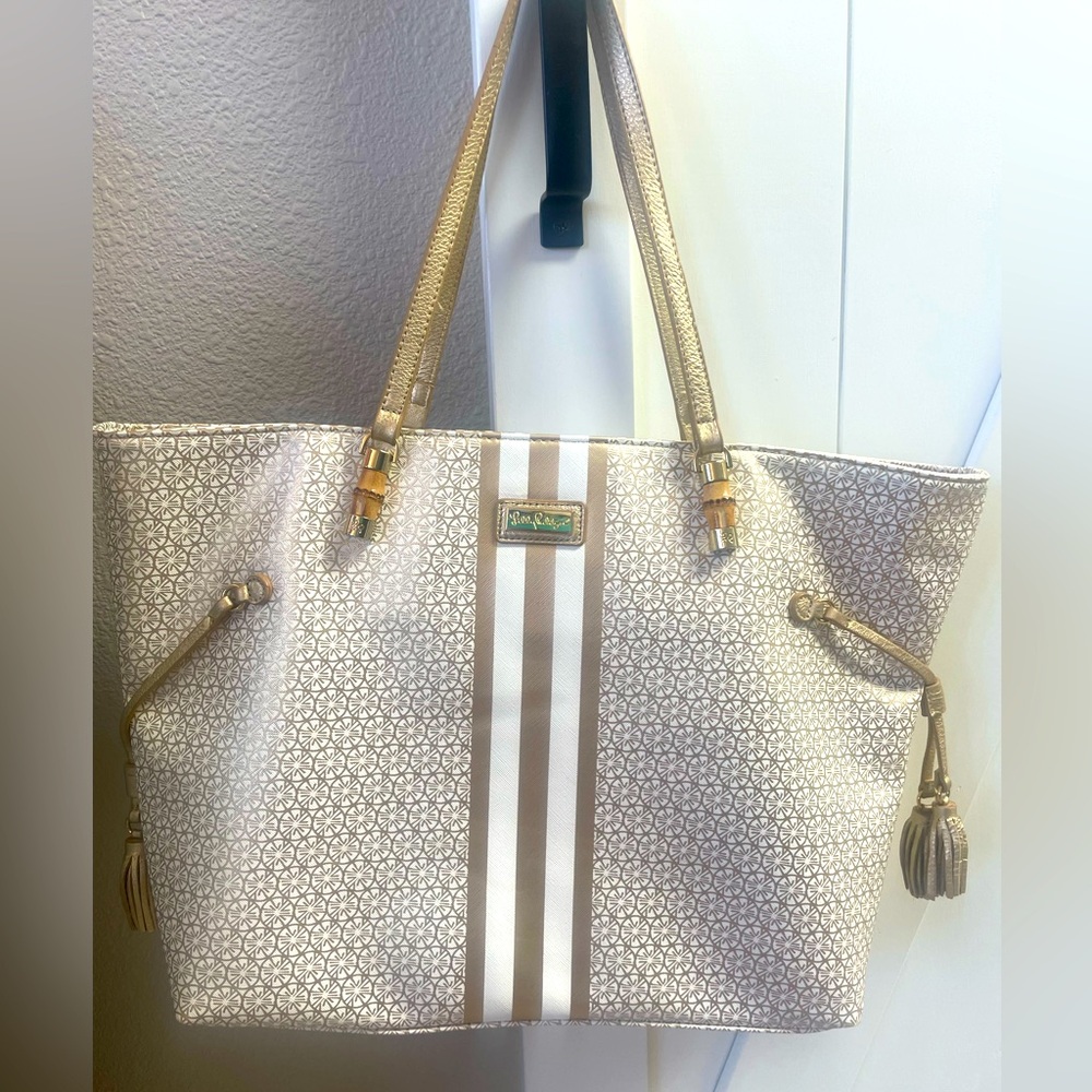 Lilly Pulitzer Mizner tote. Gently worn. In good condition. Gold and white.